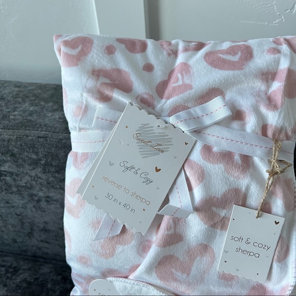 NWT Heart Valentine’s Baby Blanket - Picture 2 of 9